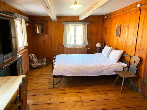 PieszyceDom Tkacza的木制客房内的一间卧室,配有一张床