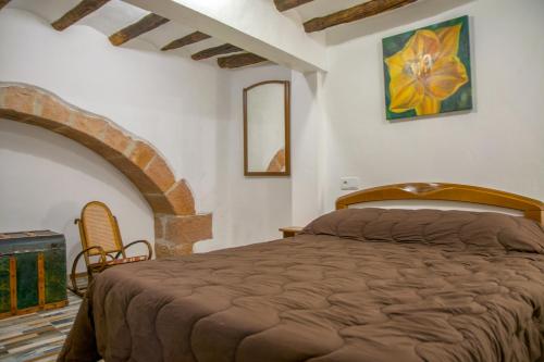 比拉法梅斯Casa Rural la Llar的一间卧室,卧室内配有一张大床