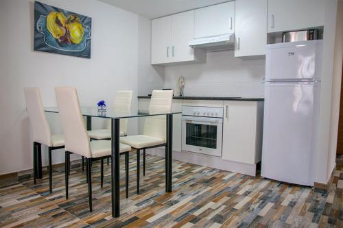 比拉法梅斯Casa Rural la Llar的厨房配有桌椅和冰箱。