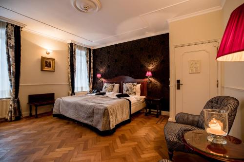 瓦瑟纳尔卡斯提尔威登堡德旅馆的卧室配有1张床、1张桌子和1把椅子