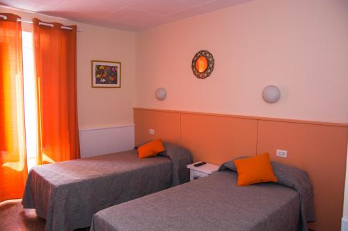 卡斯特罗·德波利亚斯Hostal Empordà的客房设有两张床和窗户。