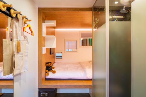 乌得勒支Bunk Hotel Utrecht的一间小卧室,小房子里配有一张床