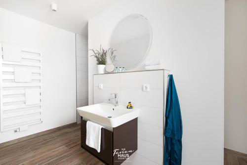 奥尔本尼兹Shell 65的一间带水槽和镜子的浴室