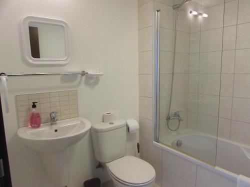 圣玛丽亚BCV Private 1 Bed Apartment Ground Floor Dunas Resort 6067的浴室配有卫生间、盥洗盆和淋浴。