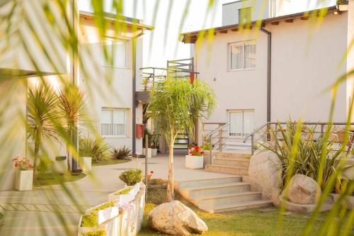 拉法尔达Good Life Resort的前面有楼梯和植物的房子