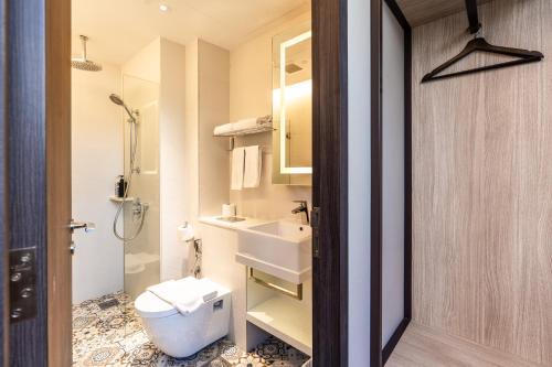 新加坡The Quay Hotel的浴室配有卫生间、盥洗盆和淋浴。