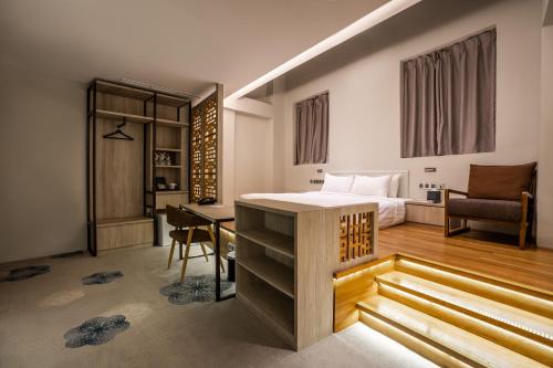 新加坡The Quay Hotel的一间卧室配有一张床、一张桌子和一张桌子