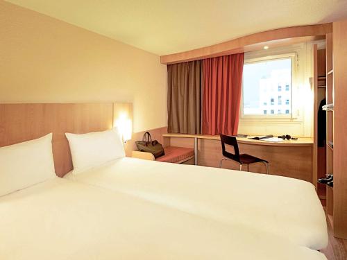 勒皮宜必思酒店 - 勒皮昂沃莱中心客房内的一张或多张床位