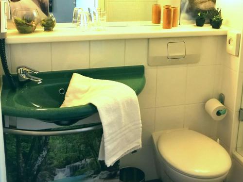 慕尼黑慕尼黑城北宜必思酒店的一间带绿色水槽和卫生间的浴室