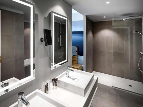 安格雷诺富特安格雷比亚里茨Spa度假酒店的一间带水槽、淋浴和镜子的浴室