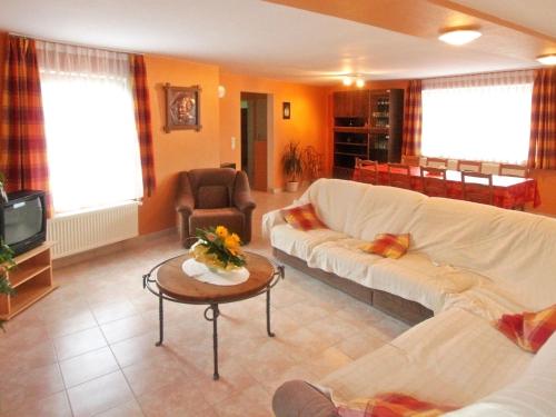韦姆奥尔维奇佩里公寓的客厅配有白色沙发和电视