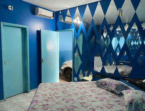 阿拉拉夸拉Aquarius Motel IV的一间卧室设有一张床和蓝色的墙壁