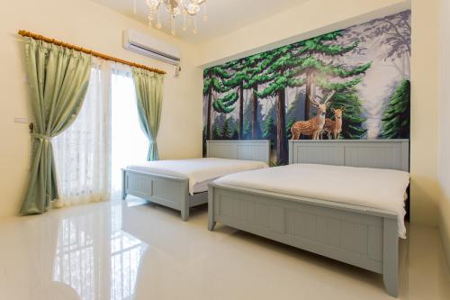 花莲市幸福来敲门的一间卧室配有两张床和长颈鹿画