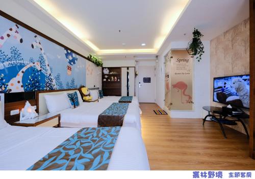 高雄恋恋高雄的一间酒店客房,设有两张床和电视