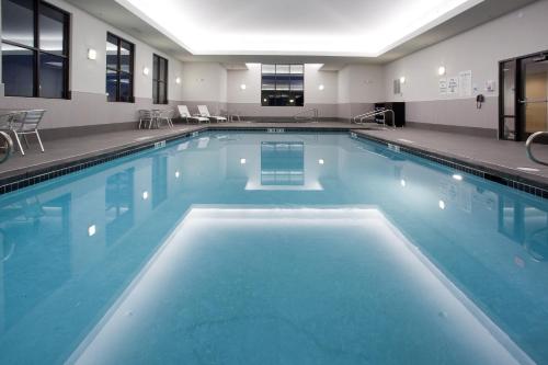罗克斯普林格林河罗克斯普林斯快捷假日&套房酒店的大楼里一个蓝色的大泳池