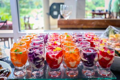 平纳瓦拉大象湾酒店的一组装满不同颜色的饮料的玻璃杯