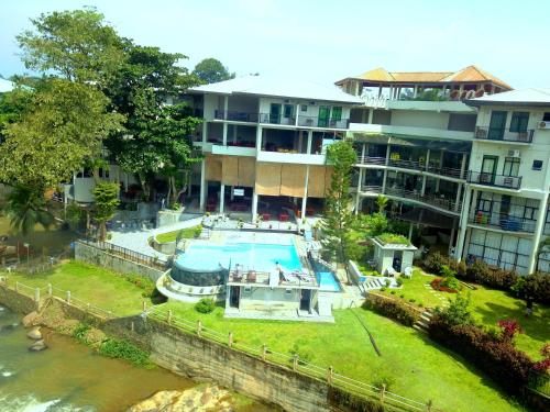 平纳瓦拉大象湾酒店的河畔带游泳池的公寓楼