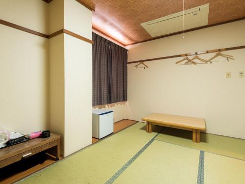 TakamiyaTabist Hotel Kurama Hikone的空房间,有桌子和长凳