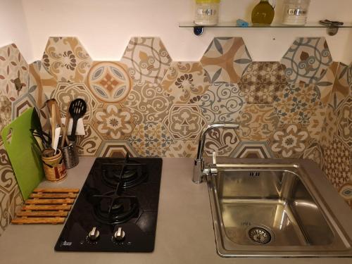 切法卢casa concordia的厨房柜台设有水槽和炉灶。
