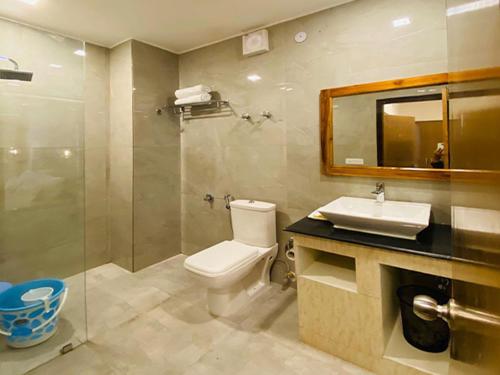 库尔卢Royal Mansion的浴室配有卫生间、盥洗盆和淋浴。