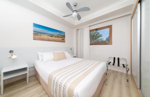 科斯塔特吉塞Los Zocos Impressive Lanzarote的白色卧室配有床和吊扇