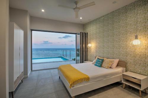 SlobLuxury St Croix Home with Oceanfront Pool and Views的一间卧室配有一张床,享有海景