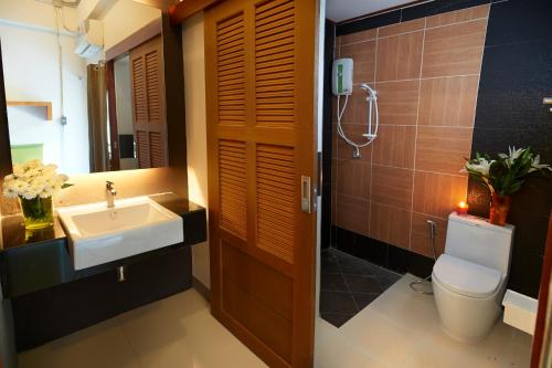 坤敬艾昂吉特池尔房屋酒店的一间带水槽、卫生间和镜子的浴室