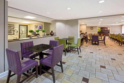 迈阿密迈阿密机场东拉昆塔套房酒店的餐厅设有紫色桌椅和柜台