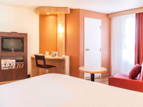 普瓦捷中心宜必思酒店客房内的一张或多张床位