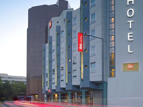 科隆科隆中心宜必思酒店的一面有红色标志的建筑物