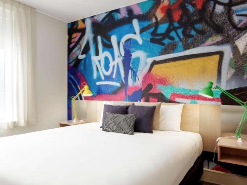 墨尔本宜必思公寓式酒店客房内的一张或多张床位