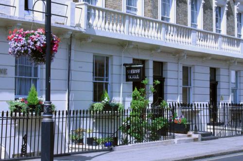 伦敦警长酒店的一座花房,位于酒店前