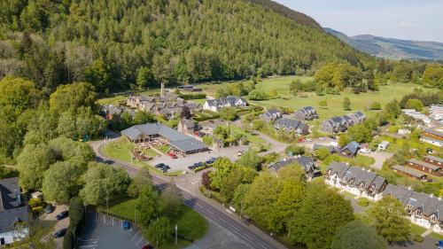 肯莫尔Mains of Taymouth Country Estate 5* Houses的享有山脉村庄的空中景致