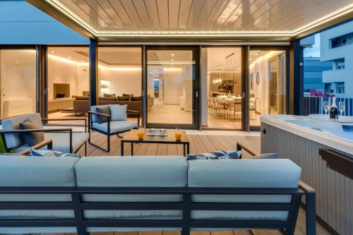 扎达尔Shell Luxury Residences with Pool and Whirlpool的阳台客厅配有沙发