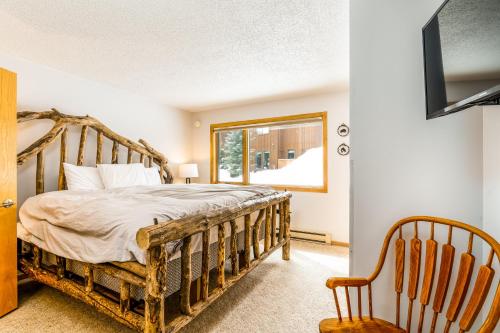 大天空市Big Horn 65的一间卧室设有一张木床和一个窗户。