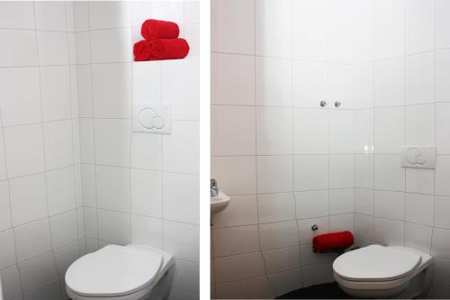 SzóládRobiniapark的浴室设有白色卫生间和红色毛巾。