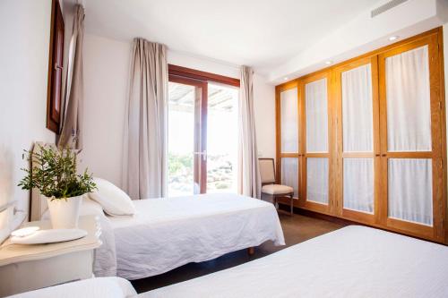 卡拉索纳Casa Santolina的酒店客房设有两张床和窗户。