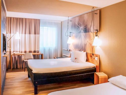 克尔斯特尔巴赫法兰克福机场宜必思酒店的酒店客房配有两张床和一张书桌