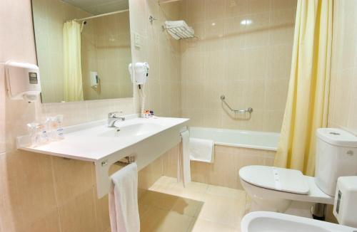 戈韦阿欧罗索戈维亚酒店的浴室配有盥洗盆、卫生间和浴缸。