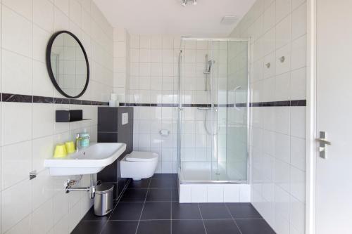 赞德沃特Seapoint - Sea view的浴室配有卫生间水槽和淋浴。