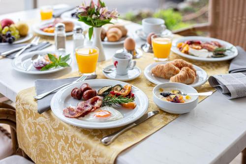 法扎纳Brijuni Rooms Karmen的餐桌,包括早餐食品和橙汁盘
