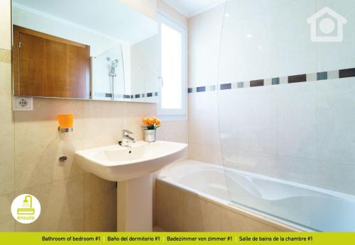 莫莱拉Solhabitat Moraira Fun的浴室配有盥洗盆、浴缸和盥洗盆
