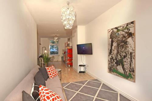 茨维考stylish city apartment in Zwickau的带沙发和电视的客厅