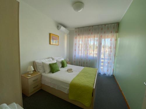 奥帕提亚Gaja的一间卧室设有一张大床和一个窗户。
