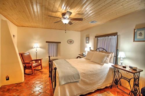 拉斯克鲁塞斯Charming Couples Casita, Walk to Old Mesilla Plaza的一间卧室配有一张床和吊扇