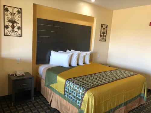 西孟菲斯西孟菲斯霍姆盖特旅馆&套房酒店的酒店客房配有一张带白色枕头的大床