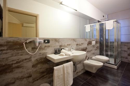塞蒂莫托里内塞拉美瑞典娜酒店的一间带水槽、卫生间和镜子的浴室