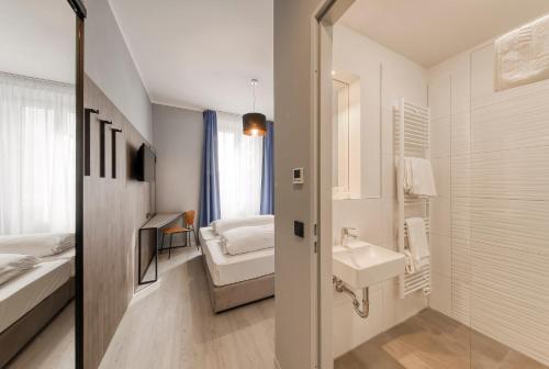 慕尼黑易达宫殿车站酒店的一间带水槽和床的小浴室