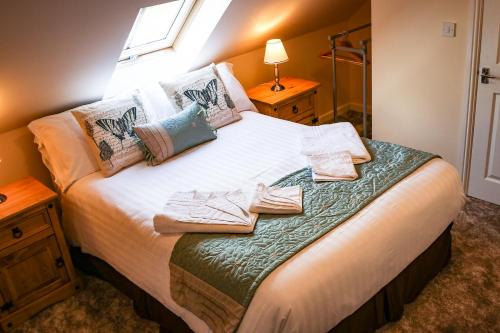 Hamstall Ridware马腾修德旅馆的一间卧室配有带毛巾的床