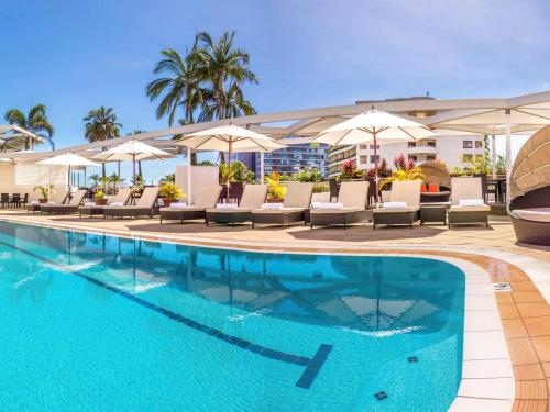 铂尔曼礁滩酒店赌场内部或周边的泳池